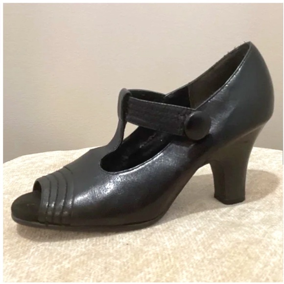 Aerosoles Retro T-strap Peeptoe Pumps with Button Detail - 7M - Picture 1 of 10
